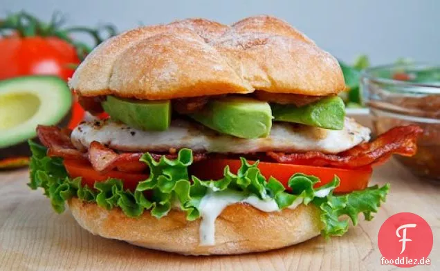 Gegrilltes Hähnchen und Club Sandwich mit Avocado und Chipotle karamellisierten Zwiebeln
