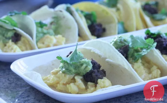 Individuelle Huevos Rancheros Mit Chipotle-Schwarzen Bohnen Und Creme