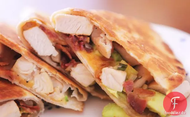 Cheesy Huhn, Speck & Avocado Quesadillas