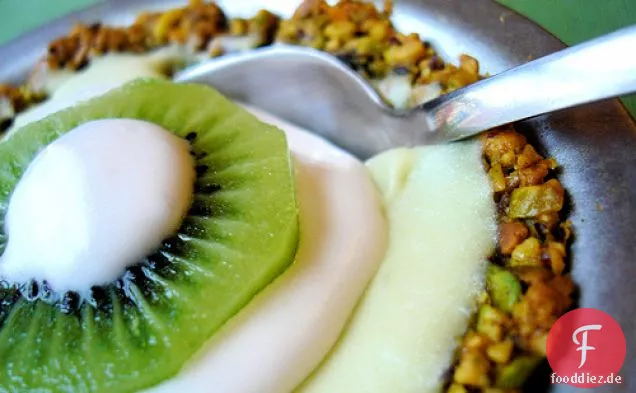 Avocado-Limettenkuchen mit Kokoscreme und Pistazienkruste