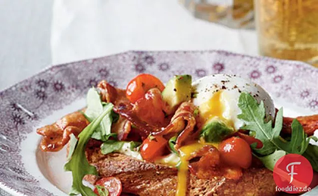 BLT Benedict mit Avocado-Tomaten-Relish