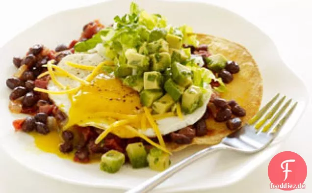 Huevos Rancheros Mit Chipotle Black-Bean-Sauce Und Avocado-Salsa