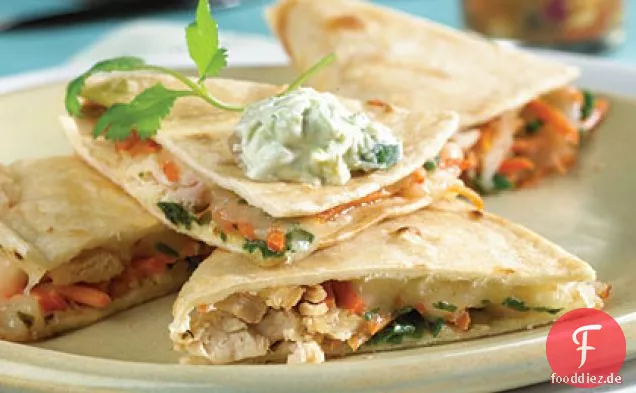 Hühnchen-Quesadillas mit Fruchtsalsa und Avocadocreme