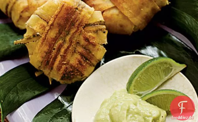 Plantain-wrapped Krabbenkuchen mit Avocado Aïoli