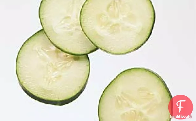 Gekühlte Gurken-, Avocado- und Buttermilchsuppe