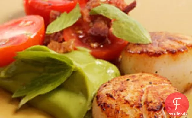 Gebratene Jakobsmuscheln Mit Speck, Tomaten Und Avocado-Püree
