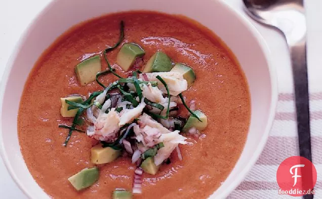 Frische Tomaten-Suppe mit Krabben-Guacamole