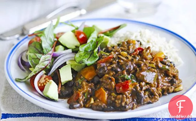 Chili-Rindfleisch mit schwarzen Bohnen und Avocadosalat