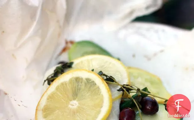 Zitronen- und Sommerkürbis-Fisch in Pergament gebacken