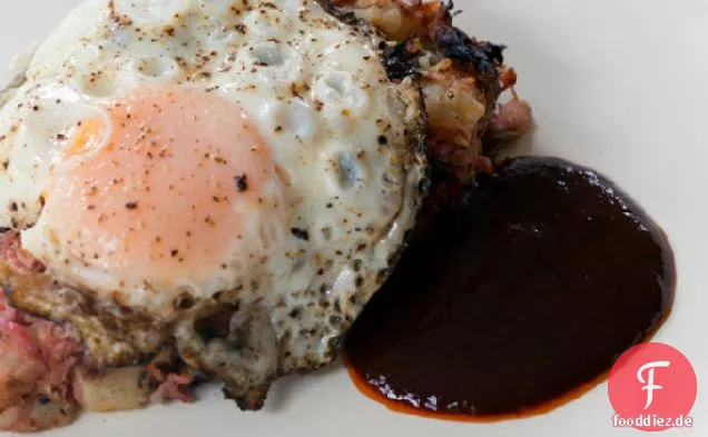 Corned Beef Hash mit Eiern & geröstetem rotem Pfeffer Ketchup