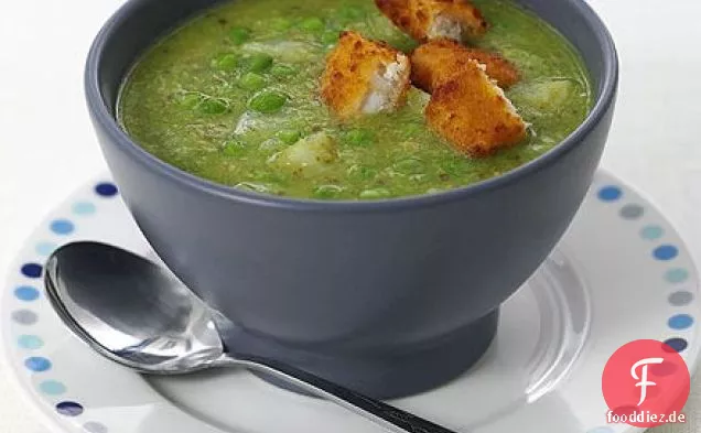 Erbsen-Pesto-Suppe mit Fisch und Croûtons