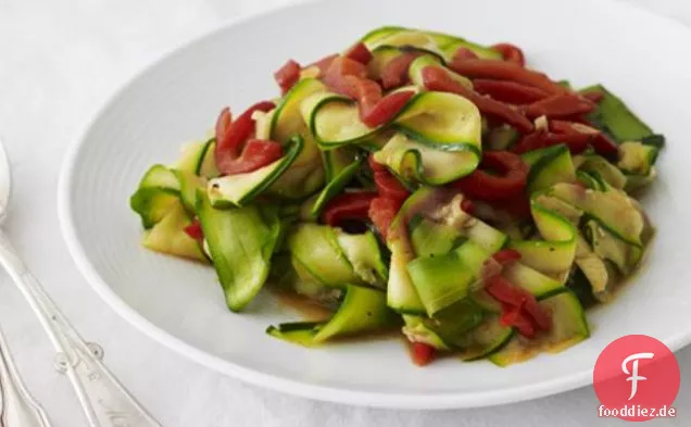 Zucchini und rote Paprika anbraten