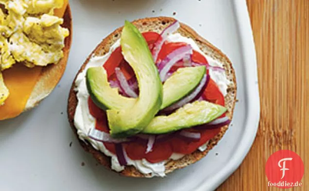 Frischkäse, Tomate, rote Zwiebel und Avocado Bagel