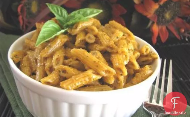 Gerösteter roter Pfeffer und Basilikum Pesto Penne Piccolini