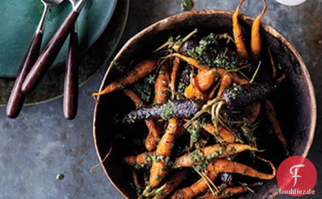 Geröstete Karotten mit Karotten-Top-Pesto