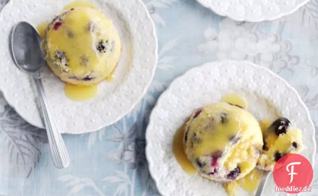 Kleine Heidelbeer-Pudding mit lemon curd-sauce