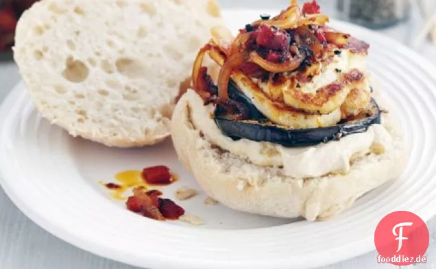 Halloumi-Auberginen-Burger mit harissa-relish