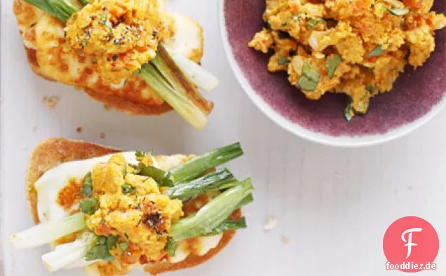 Frühlingszwiebel & Halloumi Bruschetta mit Karotten & Safran Salsa