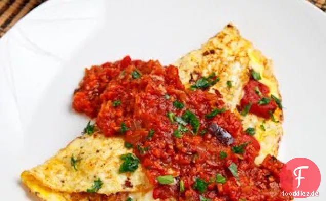 Italienische Wurst und geröstetes Paprika-Omelett mit Marinara-Sauce