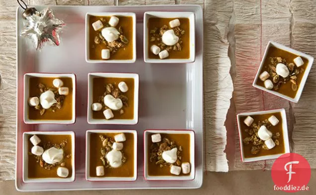 Herzhafte Kürbiskuchensuppe mit Zimt-Marshmallows, Pepita Streusel und geschlagener Crème Fraîche