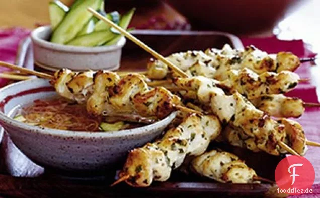 Hühnerspieße mit Gurke & Schalotten Dip