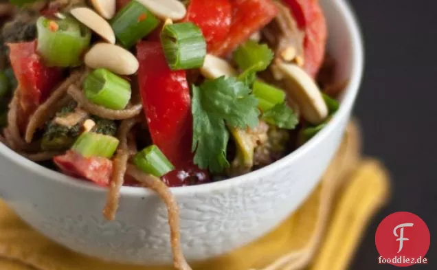 Erdnuss-Soba-Nudeln mit Brokkoli und rotem Pfeffer