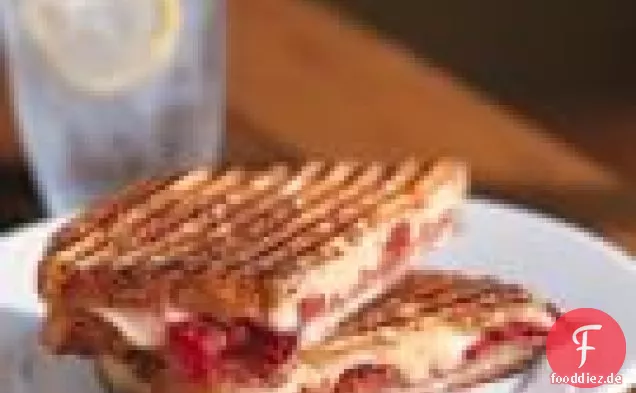 Salami, Fontina und geröstete Paprika Panini
