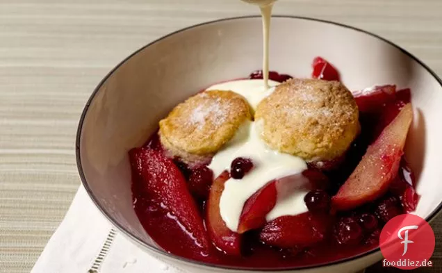 Birne und Cranberry Cobbler mit Zitrus-infundierter Puddingsauce