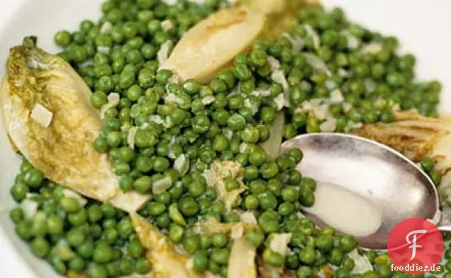 Geschmorter Salat mit Erbsen