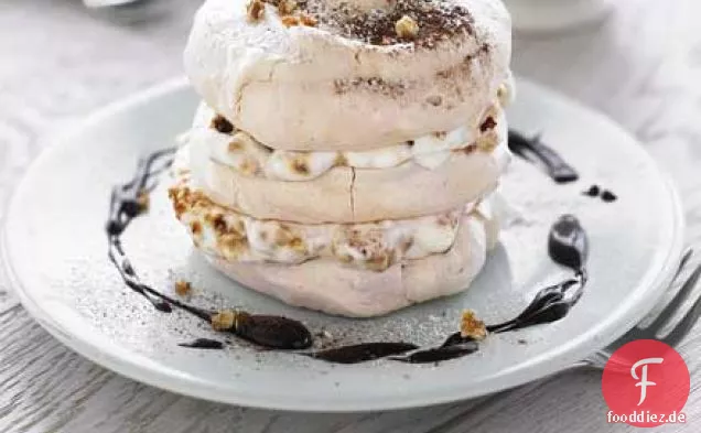 Haselnuss-Baiser mit Haselnuss-Praline & Schokoladensauce