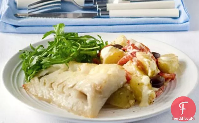 Gegrillter Fisch mit neuer Kartoffel, Paprika & Olivensalat