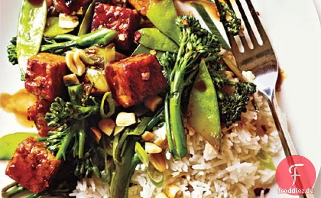 Tempeh und Broccolini unter Rühren braten