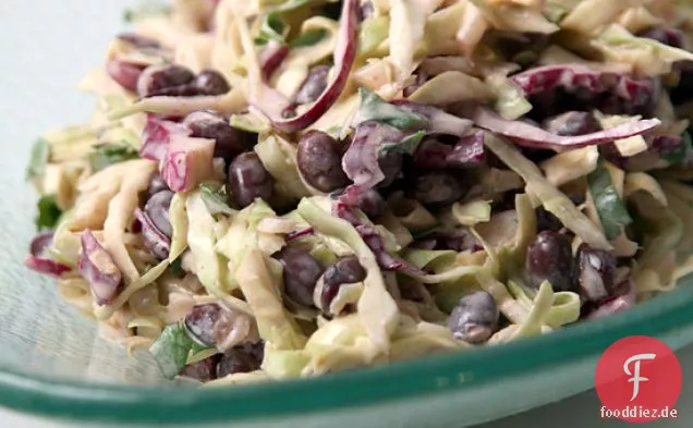 Roter Pfefferkraut mit schwarzen Bohnen