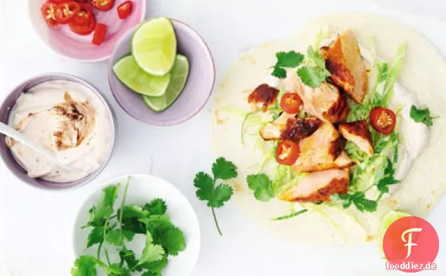 Gegrillter Lachs tacos mit chipotle-Limetten-Joghurt