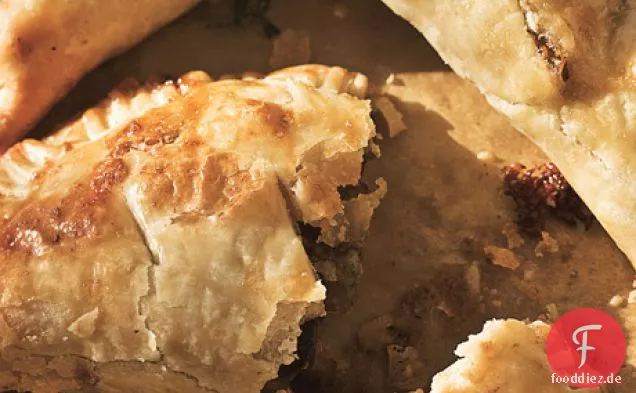 Rindfleischpasteten mit karamellisierten Zwiebeln und Stilton-Käse