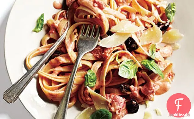 Fettuccine mit Tomaten-Sahne-Sauce