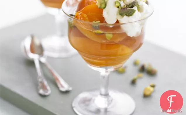 Pochierte Aprikosen mit Rosenwasser