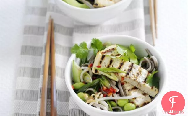 Soba noodle & edamame-Salat mit gegrilltem tofu