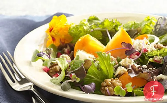 Persimmon und Blau-Käse-Salat Mit Walnüssen