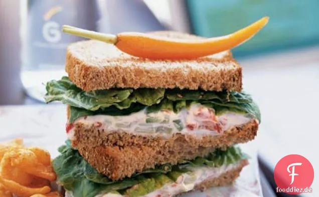 Geröstete rote Paprika verbreiten Sandwiches