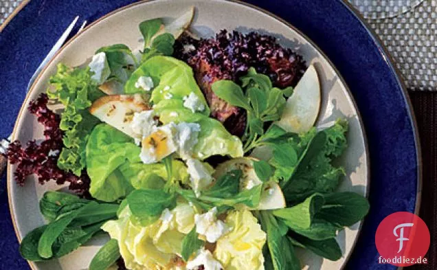Gemischter Salat-, Birnen- und Ziegenkäsesalat mit Zitrusdressing