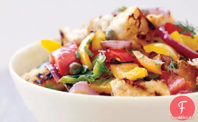 Gegrillter Panzanella-Salat mit Paprika, Sommerkürbis und Tomaten