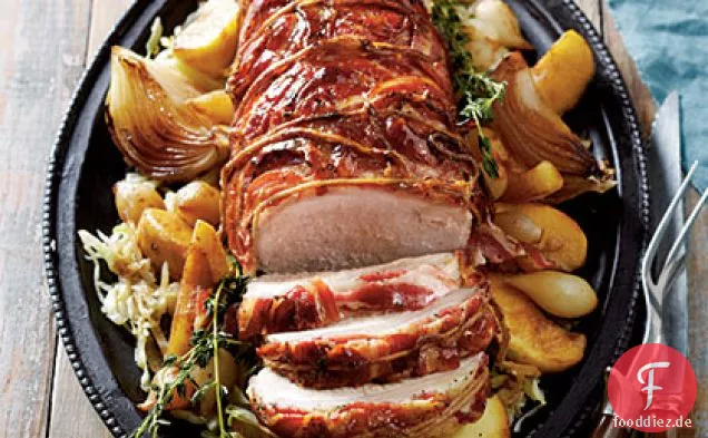 Schweinefleisch mit Äpfeln, Speck und Sauerkraut