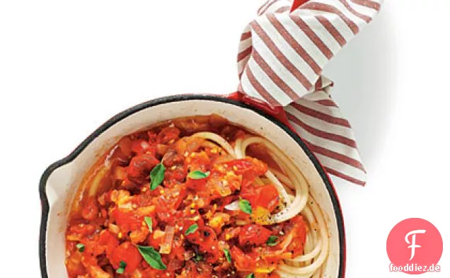Garten Tomatensauce über Pasta