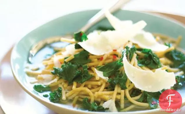 Vollkorn-Nudelsuppe mit Gemüse und Parmesan