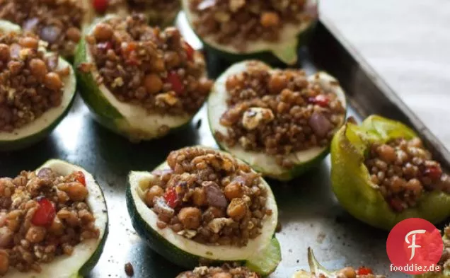 Gefülltes Gemüse mit Weizenbeeren, Pesto und Kichererbsen