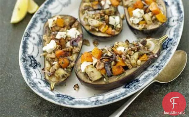 Gebackene Aubergine gefüllt mit gebratenem Kürbis, Feta & Walnuss mit geprägten Zucchini