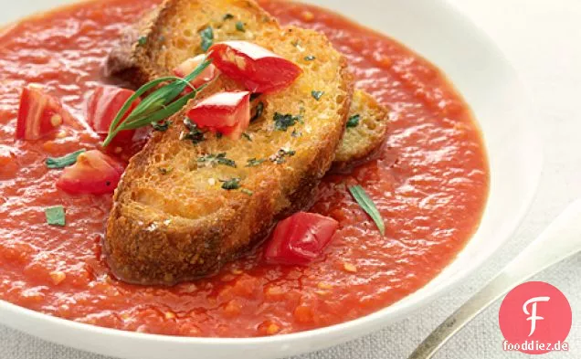 Gekühlte Tomaten-Estragon-Suppe mit Croutons