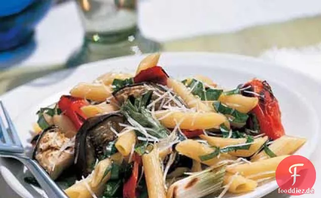 Gegrilltes italienisches Gemüse mit Nudeln