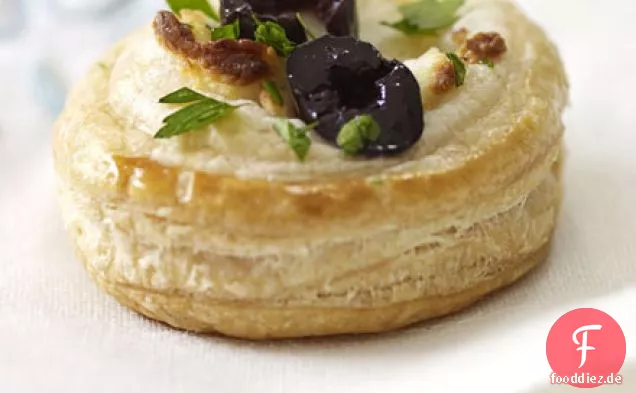Schwarze Oliven- und Ziegenkäsetörtchen